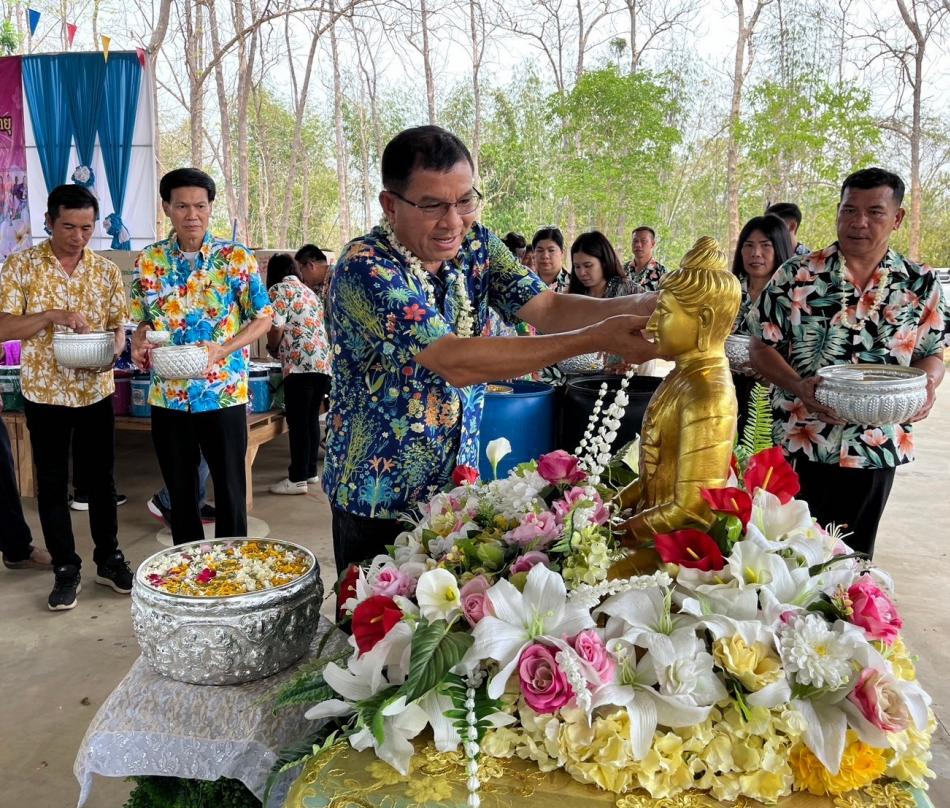 กิจกรรมรดน้ำดำหัวขอพรผู้สูงอายุสืบทอดประเพณีสงกรานต์