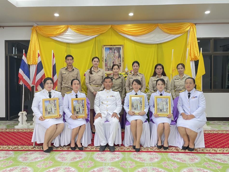 พิธีพระราชทานพระบรมฉายาลักษณ์ พระบาทสมเด็จพระเจ้าอยู่หัว และสมเด็จพระนางเจ้าฯ พระบรมราชินี เนื่องในโอกาสมหามงคลพระราชพิธีบรมราชาภิเษก พุทธศักราช 2567